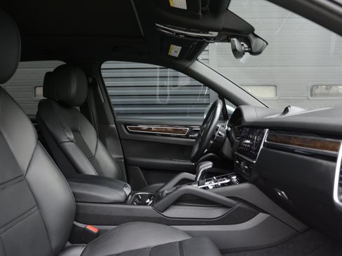 Certified 2023 Porsche Cayenne AWD/4WD image 25