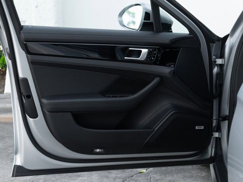 Used 2018 Porsche Panamera 4S image 38