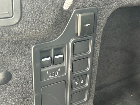 Used 2024 Land Rover Discovery S image 15