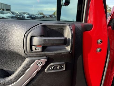 Used 2018 Jeep Wrangler Unlimited Sahara image 10