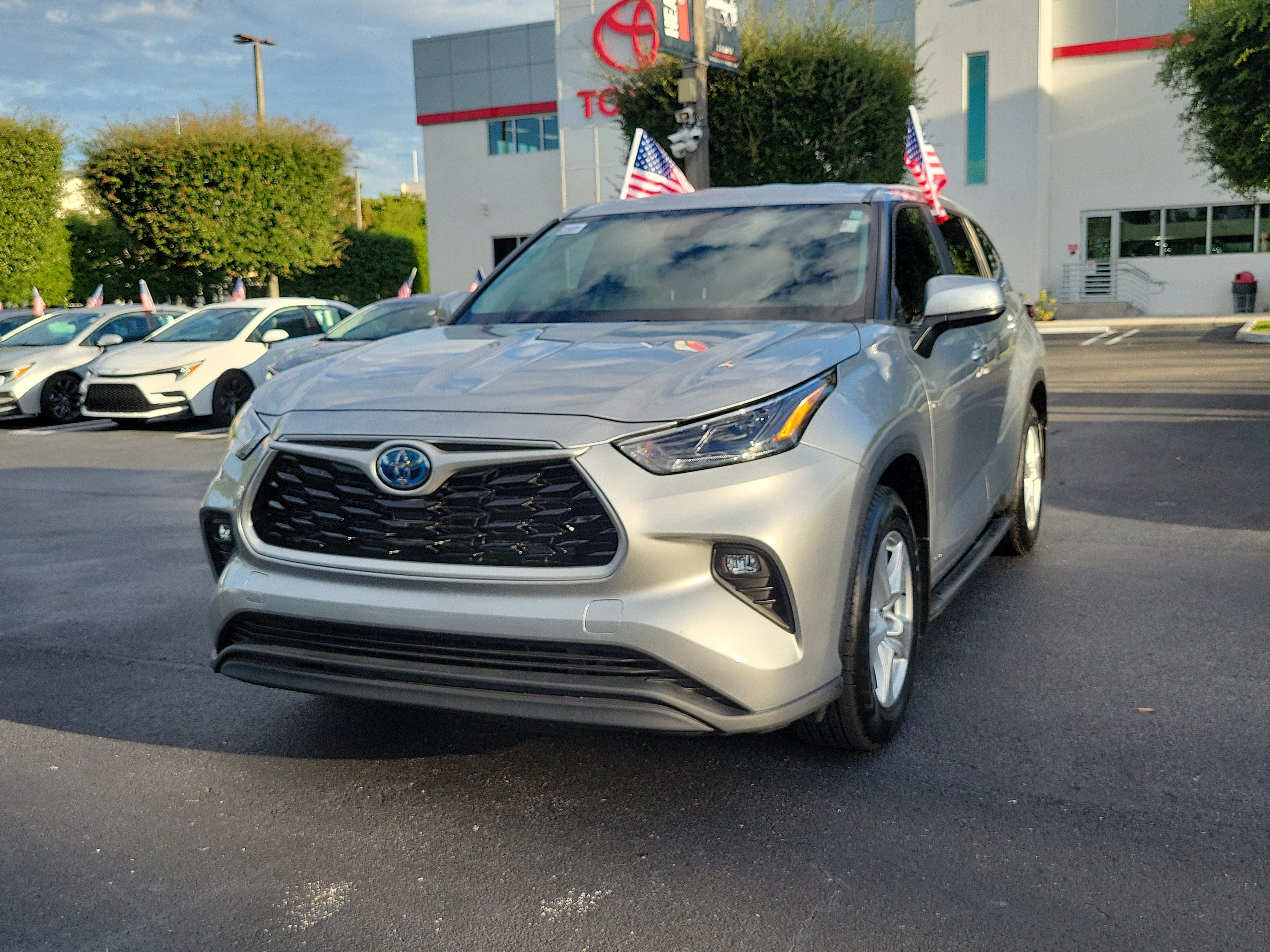 Used 2023 Toyota Highlander LE AWD/4WD image 5