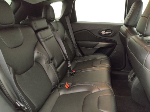 Used 2019 Jeep Cherokee Latitude Plus w/ Comfort/Convenience Group FWD image 19