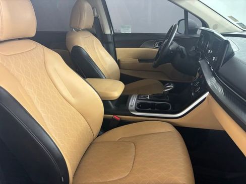 Used 2024 Kia Carnival LX FWD image 19