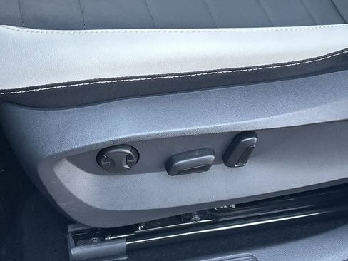 Certified 2025 Volkswagen Taos SE w/ Panoramic Sunroof Package FWD image 16