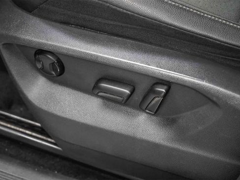 Used 2020 Volkswagen Tiguan SE image 22