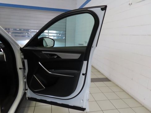 Used 2024 Jaguar F-PACE R-Dynamic S image 32