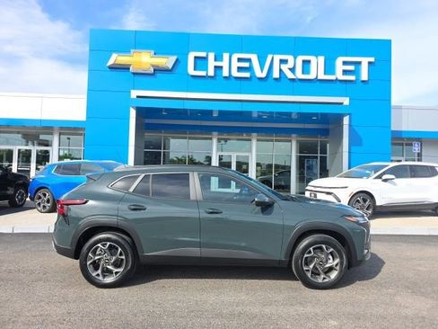 New 2026 Chevrolet Trax LT w/ Driver Confidence Package FWD image 2