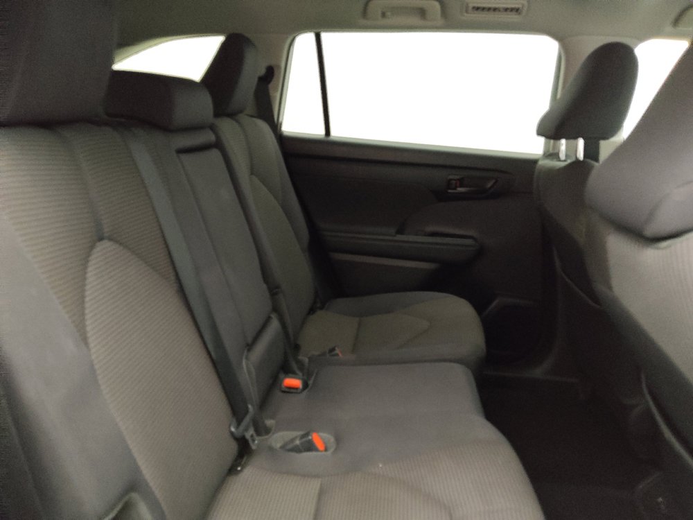 Used 2021 Toyota Highlander LE AWD/4WD image 19