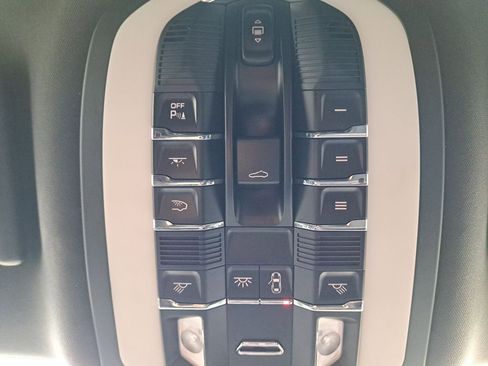 Used 2020 Porsche Macan image 26