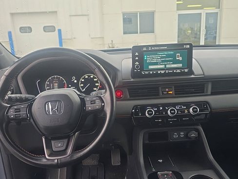 Used 2025 Honda Pilot TrailSport image 4