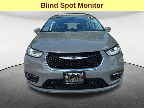Used 2022 Chrysler Pacifica Touring-L FWD image 4