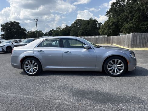 Used 2018 Chrysler 300 Limited w/ Safetytec Plus Group image 6
