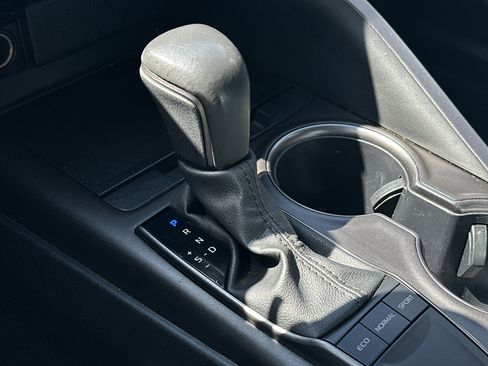 Used 2024 Toyota Camry SE w/ Cold Weather Package FWD image 24