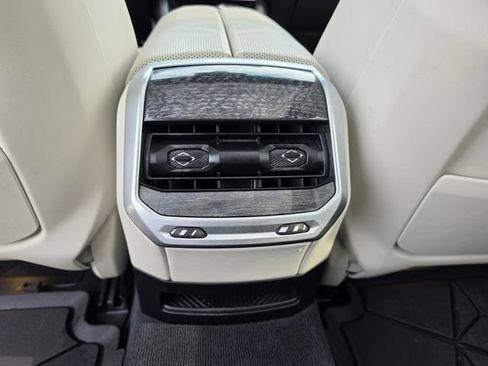 Used 2023 BMW i7 xDrive60 AWD/4WD image 54