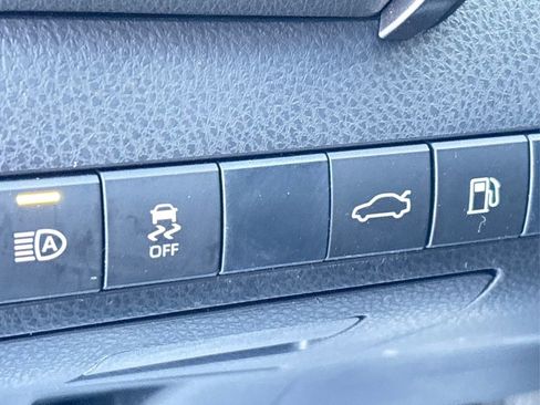 Used 2018 Toyota Camry LE image 32