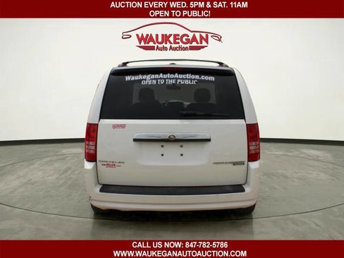 Used 2010 Chrysler Town & Country Touring FWD image 6