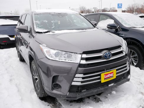 Used 2019 Toyota Highlander LE image 3