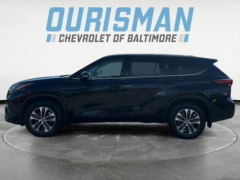 Used 2021 Toyota Highlander XLE AWD/4WD image 3