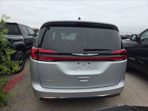 Used 2024 Chrysler Pacifica Touring-L FWD image 10