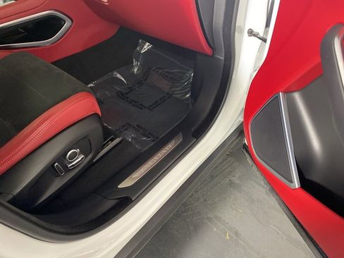 Used 2021 Jaguar F-PACE SVR image 33