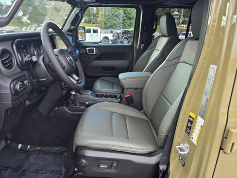 New 2025 Jeep Gladiator Mojave w/ Convenience Group image 4