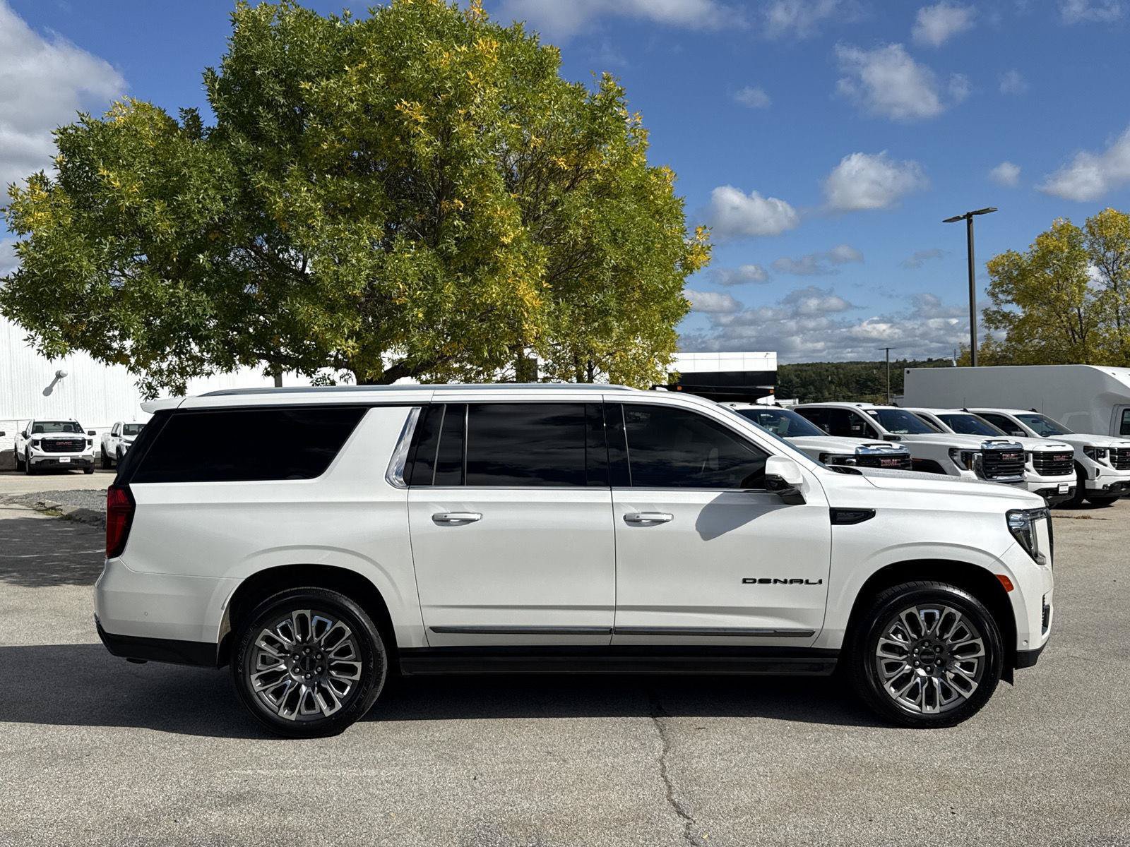 Used 2024 GMC Yukon XL Denali Ultimate AWD/4WD image 7