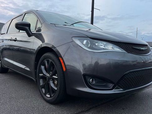 Used 2018 Chrysler Pacifica Touring Plus w/ S Appearance Package image 11