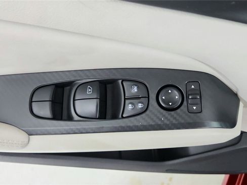 Used 2024 Nissan Altima 2.5 SV FWD image 10