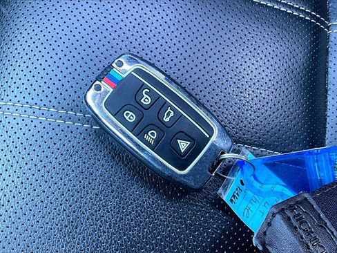 Used 2019 Land Rover Range Rover Velar S image 36