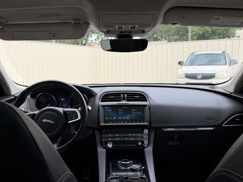 Used 2019 Jaguar F-PACE R-Sport image 19