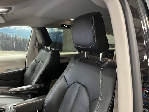 Used 2024 Chrysler Pacifica Select image 17
