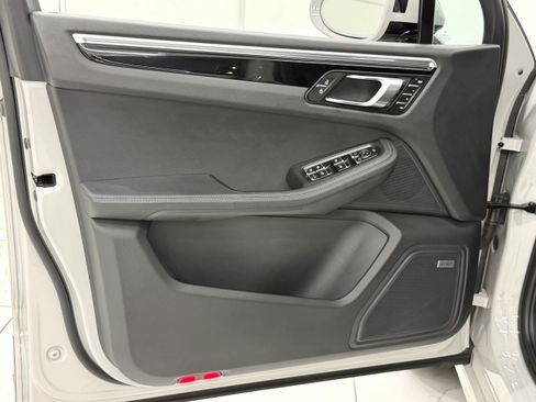Certified 2023 Porsche Macan S AWD/4WD image 27