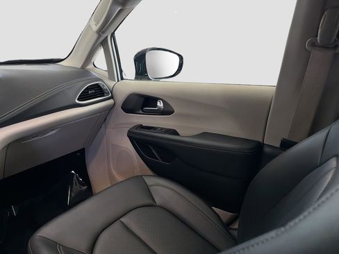 Used 2024 Chrysler Pacifica Limited FWD image 26