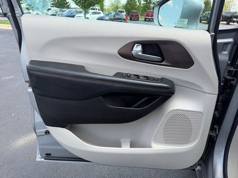 Used 2017 Chrysler Pacifica Touring-L FWD image 15