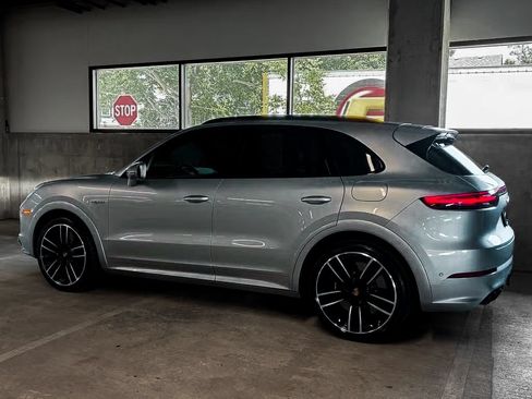 Used 2023 Porsche Cayenne Turbo S AWD/4WD image 2