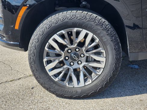 Used 2025 Chevrolet Suburban Z71 AWD/4WD image 9
