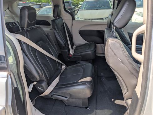 Used 2024 Chrysler Pacifica Touring-L FWD image 11