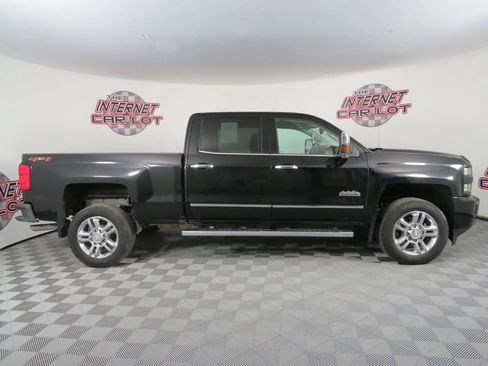 Used 2018 Chevrolet Silverado 2500 High Country image 8
