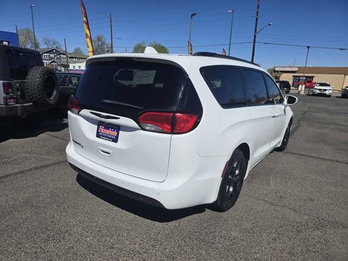 Used 2018 Chrysler Pacifica Touring-L w/ Premium Audio Group FWD image 11