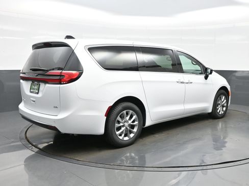 New 2027 Chrysler Pacifica Select AWD/4WD image 8