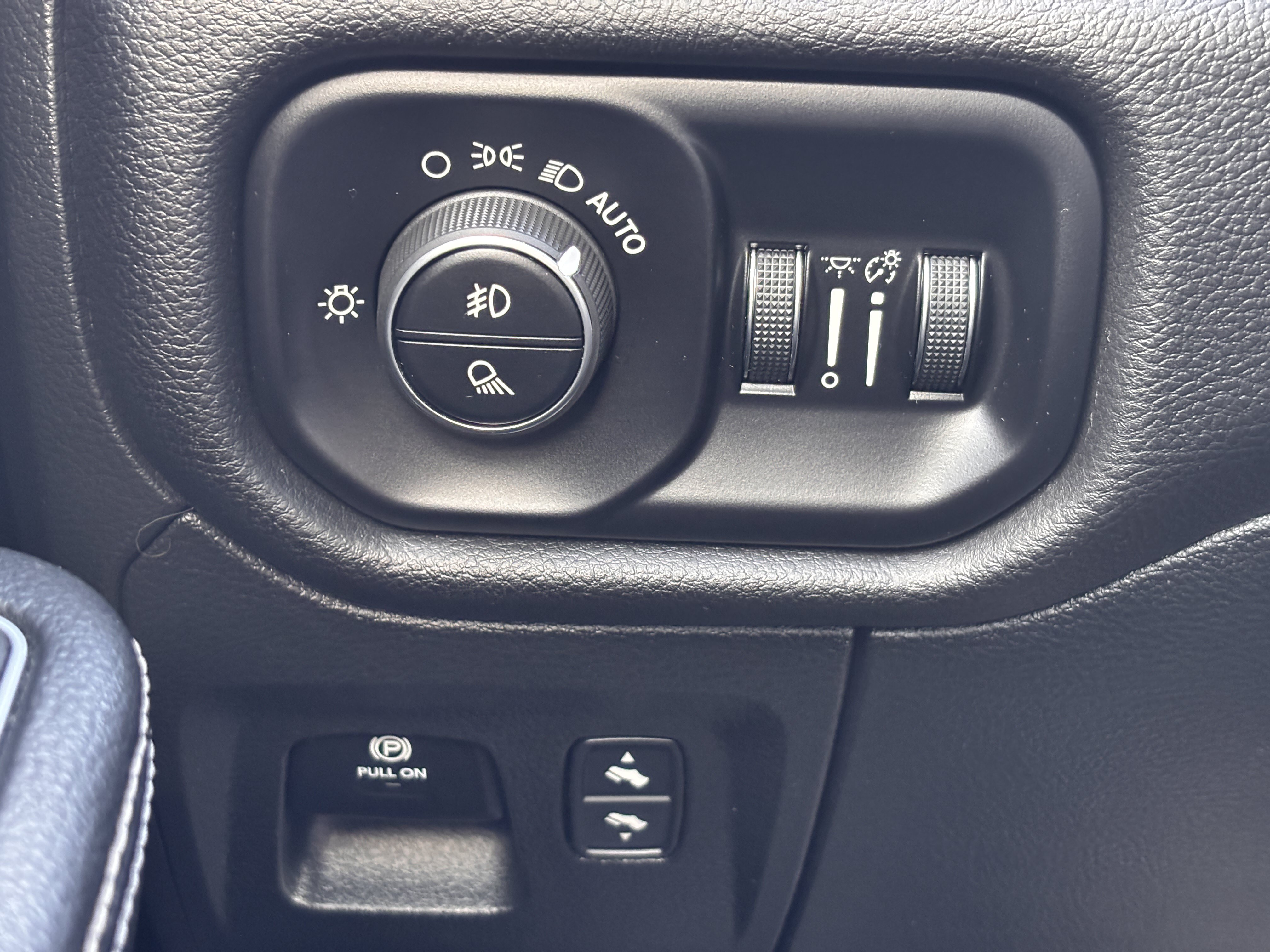 Used 2023 RAM 1500 Laramie RWD image 34