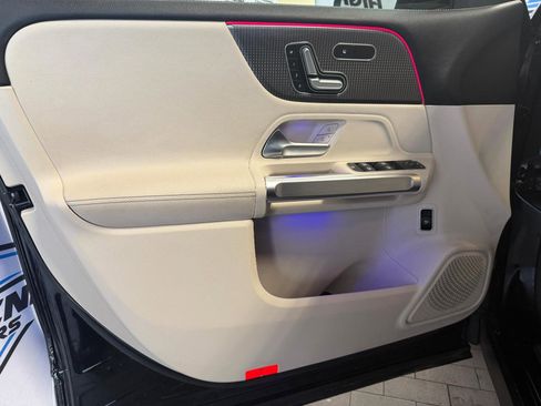 Used 2021 Mercedes-Benz GLB 250 4MATIC w/ Premium Package image 11