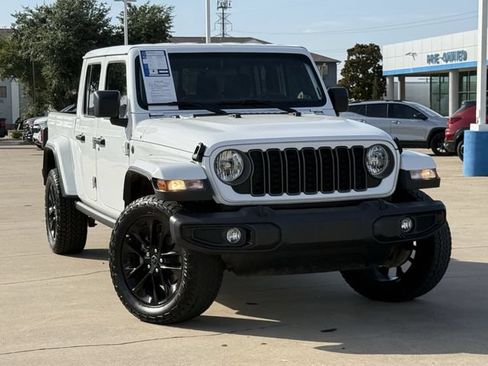 Used 2025 Jeep Gladiator Sport AWD/4WD image 3