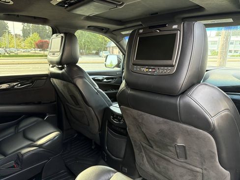 Used 2018 Cadillac Escalade Platinum AWD/4WD image 24