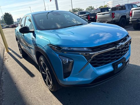 Used 2025 Chevrolet Trax RS w/ Sunroof Package FWD image 4