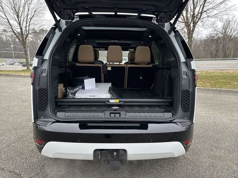 New 2025 Land Rover Discovery Dynamic SE image 12