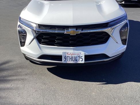 Used 2025 Chevrolet Trax LT w/ LT Convenience Package image 5