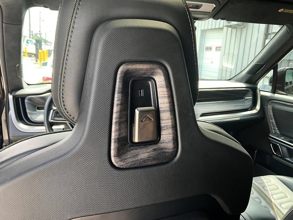 Used 2022 Rivian R1T Adventure AWD/4WD image 31