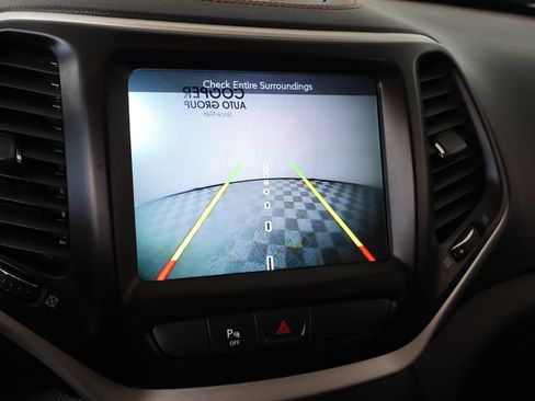 Used 2018 Jeep Cherokee Trailhawk AWD/4WD image 6
