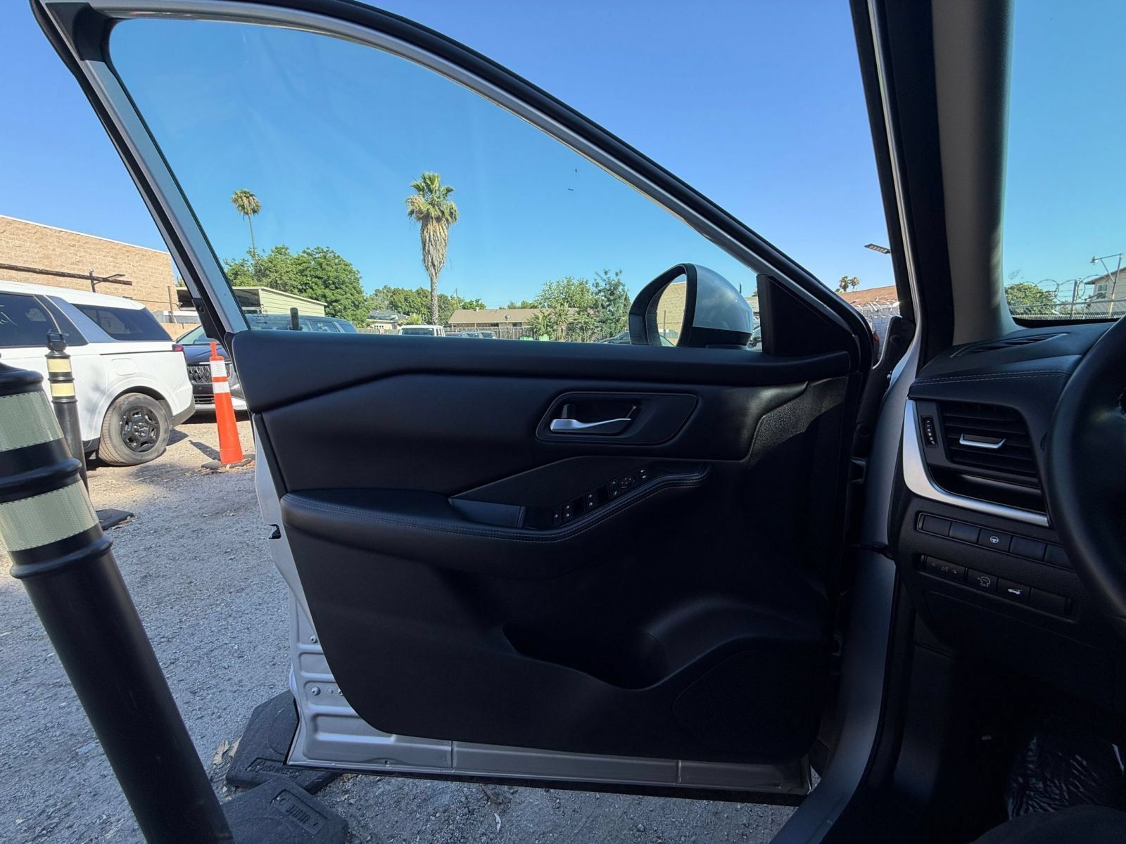 Used 2025 Nissan Rogue SV FWD image 18